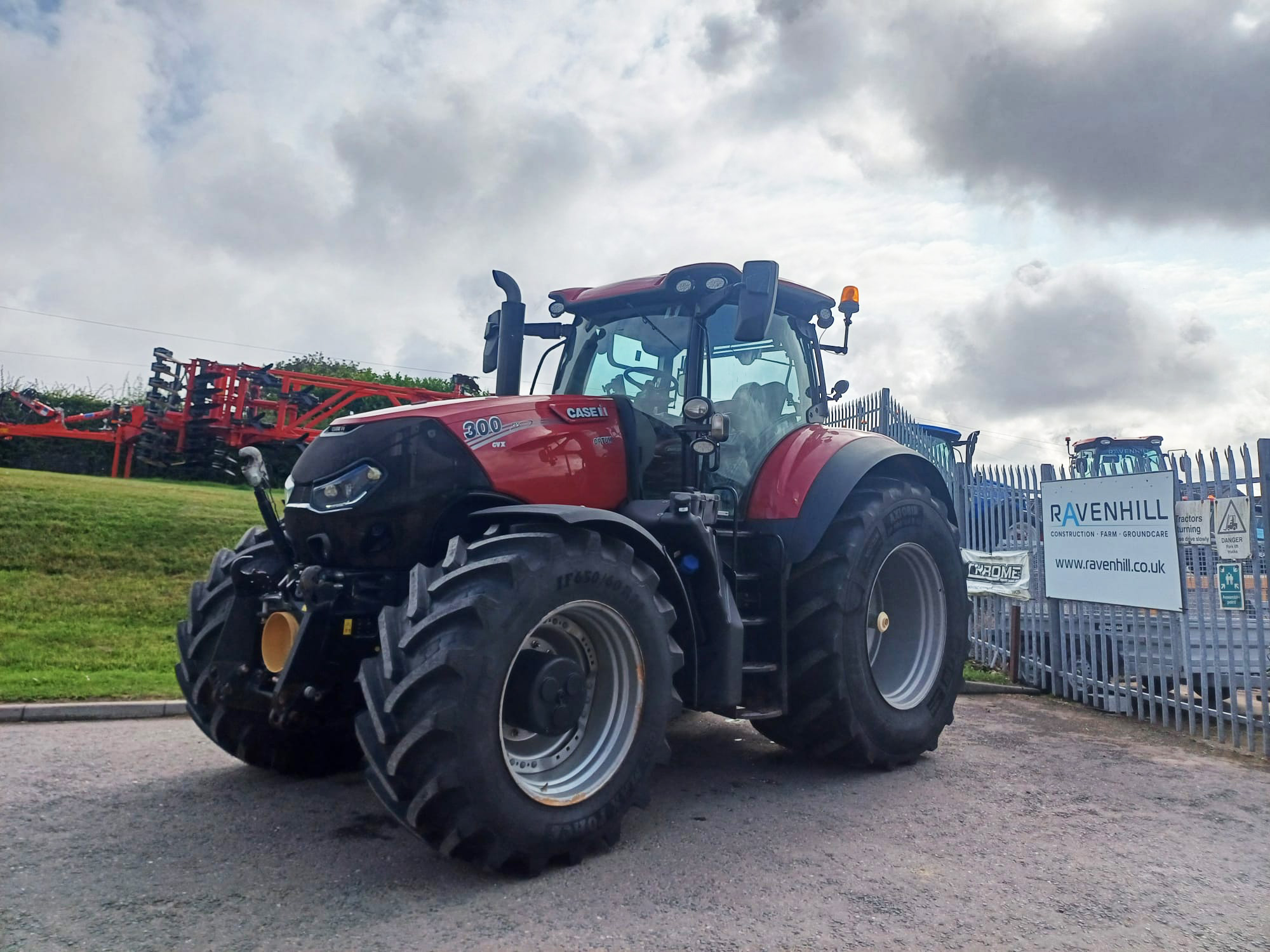 OPTUM 300CVX CASE TRACTOR